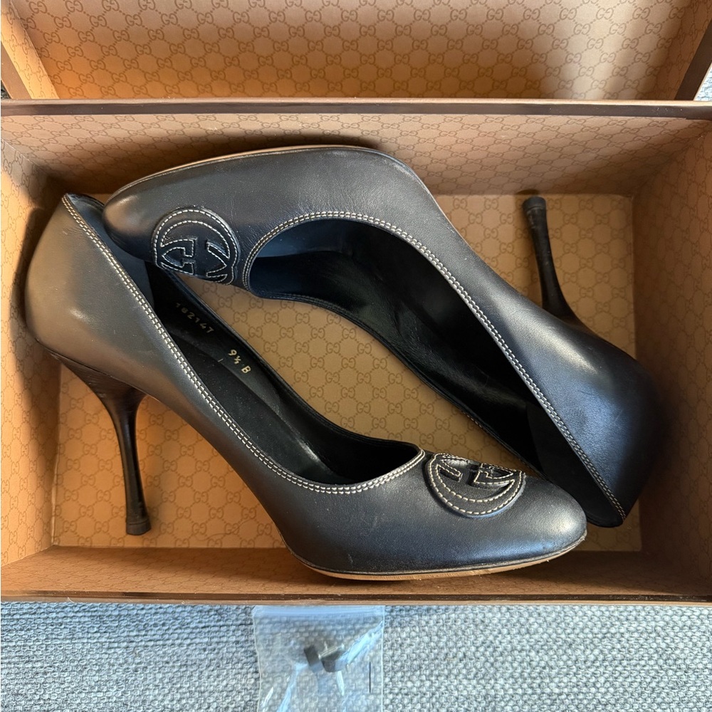 Gucci Black Leather Heel Pumps with GG Medallion - Picture 8 of 10